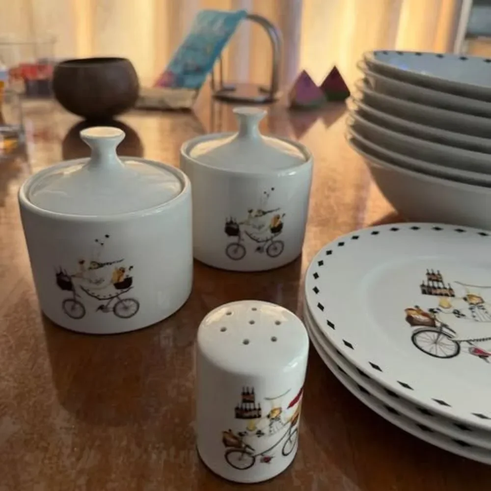 Discontinued Oneida Chefs to Go Dinnerware Set